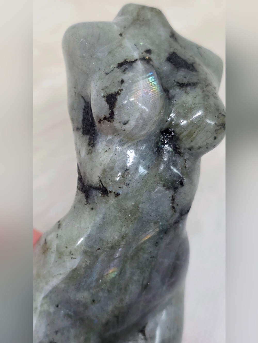 ✨ Labradorite Goddess Torso Carving | Flashy Mystical Feminine Figure | 3.13” ✨ - Picture 4 of 7